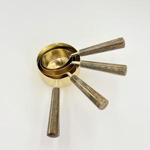 Juego de 4 Tazas Medidoras Personalizadas de Acero Inoxidable con Mango de Madera, Capacidad de 250 ml, para Medir Polvo, a Bajo Precio - Product Image 4