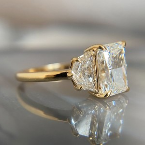 Bague de fiançailles de luxe à trois pierres en argent sterling S925, diamant de laboratoire certifié IGI VVS2 taille radiant avec pierres latérales en épaulette - Product Image 2