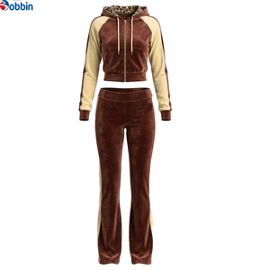 Conjunto Deportivo Casual de 2 Piezas para Mujer, Sudadera Corta con Forro de Terciopelo y Estampado de Leopardo, Pantalones de Cintura Alta con Corte Acampanado, Logotipo Personalizado - Product Image 2