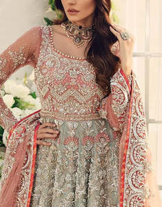 Robe de soirée pakistanaise de créateur pour femmes, tenue élégante pour invitées de mariage, robe de soirée formelle brodée de luxe - Product Image 2