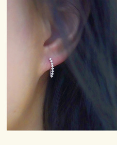 Pendientes de Oro Blanco con Barra Curva y Diamantes Cultivados en Laboratorio - Product Image 4