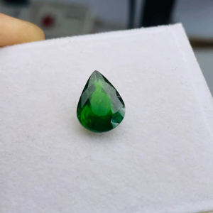 พลอยทซาโวไรต์ทรงลูกแพร์ธรรมชาติ น้ำหนัก 4.89 กะรัต คุณภาพระดับ AAA พร้อมความเงางามระดับ AAA และสีเขียวสดใส ตัดและขัดเงาอย่างสมบูรณ์แบบ - Product Image 3