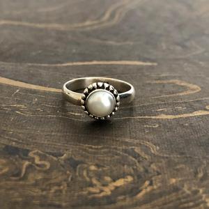 Bague en perle de créateur de 2,6 grammes - Product Image 1