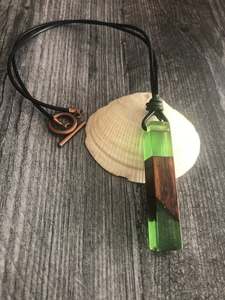Collier pendentif en bois naturel et résine, bijou artisanal personnalisé en bois et résine - Product Image 4