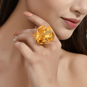 Nouveau Vintage en relief fleur forme grosse bague en laiton plaqué or exquis tempérament bague bijoux pour femmes hommes - Product Image 1
