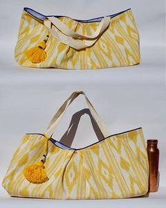 Sac fourre-tout en coton jaune à motif Ikat avec pompons décoratifs, style bohème, deux poignées, ouverture supérieure, écologique, réutilisable, pour le shopping - Product Image 1