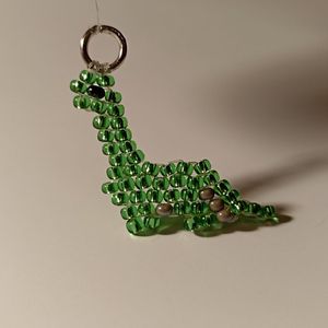 Porte-clés élégant et de qualité supérieure avec broderie perlée, design floral fait main, perles colorées et détails artisanaux raffinés pour un usage quotidien - Product Image 3