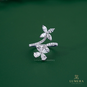 Magnifique bague florale en diamant de laboratoire cultivé, sertie de pierres en forme de poire, de marquise et de rondes, avec micro-pavé et design papillon. - Product Image 2