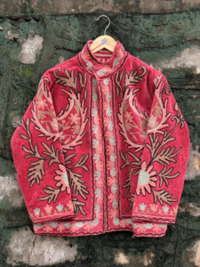 เสื้อแจ็คเก็ตกำมะหยี่สีแดงหรูหราปักลายซูซานีสำหรับผู้หญิง งานฝีมือทำมือลายดอกไม้สไตล์โบโฮ เสื้อโค้ทฤดูหนาวสไตล์ชาติพันธุ์ ขายส่งส่งออก - Product Image 1