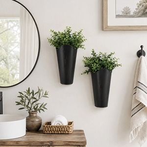 Pots de fleurs rustiques en métal à suspendre au mur avec plantes vertes pour la décoration de ferme - Product Image 1