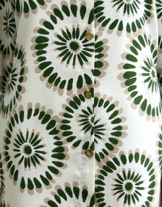 เดรสเชิ้ตผู้หญิงทรงมิดิ สีเขียวลายดอกไม้ แขนยาว ติดกระดุมด้านหน้า สวมใส่สบาย น้ำหนักเบา ระบายอากาศได้ดี ผลิตจากผ้าซาตินโพลีเอสเตอร์ 100% เหมาะสำหรับใส่ในชีวิตประจำวัน - Product Image 5