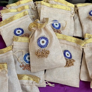 Pochettes cadeaux artisanales en jute avec cordon, ornées de perles, amulette Nazar pour la protection et la prospérité - Product Image 1