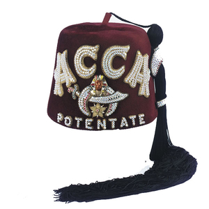 Chapeau Bob en Velours Violet avec Emblème Maçonnique en Strass et Pompon Doré pour Événements Formels - Product Image 4