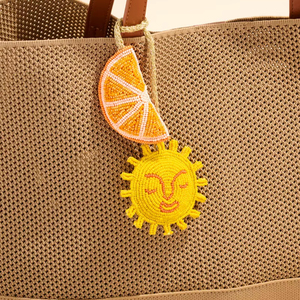 Llavero de aleación con bordado de flores y cuentas, hecho a mano, con diseño de hibisco, accesorio para bolso, cuentas de semillas, impermeable, duradero, llavero para coche - Product Image 1