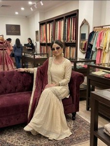 Kurtis élégants et sophistiqués, style actrice de série télévisée, avec de riches broderies, dernières créations, prix de gros. - Product Image 4