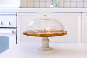 Cúpula de mármol de piedra natural con tapa de cristal transparente para servir cupcakes, pasteles y postres con estilo de lujo - Product Image 6