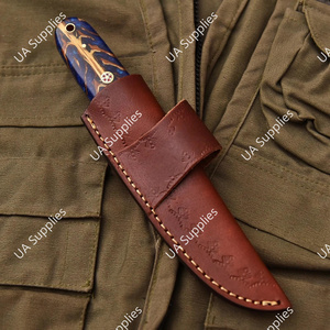 Cuchillo de camping hecho a mano con hoja forjada de acero de Damasco 1095 de aspecto antiguo, afilado como una navaja, de punta fija y mango hermoso con diseño de piña de pino. - Product Image 6