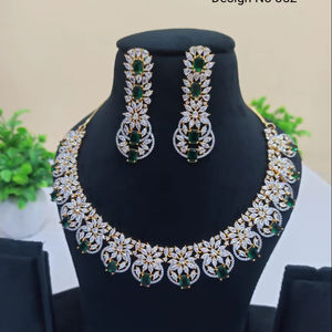 Parure de bijoux de luxe classique plaquée argent avec strass verts pour mariées, mariages, fêtes et soirées - Product Image 1