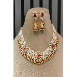 Ensemble collier et boucles d'oreilles en moissanite plaqué or de qualité supérieure, style antique, pour collection de mariage. - Product Image 1