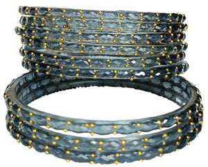 Ensemble de bracelets en verre goutte de pluie de qualité supérieure avec finition brillante, élégants bracelets traditionnels pour les mariages et les occasions festives, en vente - Product Image 4