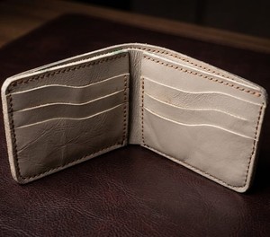 Cartera Bifold Delgada de Cuero Genuino Premium Hecha a Mano con Diseño de Caramelo, Cierre Abierto, Bloqueo RFID, para Uso Diario, Elegante para Hombres - Product Image 2