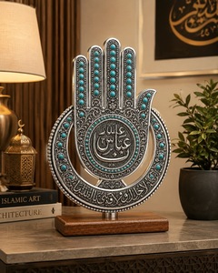 Sculpture artisanale en argent de la main de Hamsa avec incrustation de turquoise, pièce d'art décorative religieuse pour présentation sur table - Product Image 2
