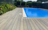 Planches de terrasse composites modernes à faible entretien, surface imperméable à l'eau avec grain de bois, pour l'aménagement extérieur de jardins et salons.