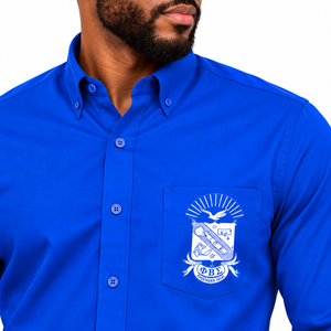 เสื้อเชิ้ตแขนยาวสีน้ำเงินรอยัลสำหรับผู้ชาย แบรนด์ Phi Beta Sigma ปักลายตราสัญลักษณ์ที่กระเป๋าเสื้อ เหมาะสำหรับงานพิธีการ ชุดนักศึกษา หรือชุดลำลอง ทำจากผ้าทวิล - Product Image 5
