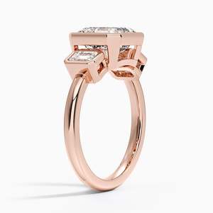 Bague de fiançailles pour femme en or 14K/18K avec trois pierres, diamant de laboratoire taille Asscher et pierres latérales émeraude, certifiée IGI - Product Image 4