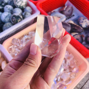 Venta al por mayor de cristal de cuarzo transparente etéreo con inclusiones de arcoíris naturales, impresionante piedra de palma de cuarzo transparente hecha a mano - Product Image 1