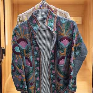 เสื้อแจ็คเก็ตปักลายดอกไม้ TNT Suzani สีสันสดใส สไตล์โบฮีเมียน เสื้อคลุมกันหนาวสำหรับฤดูหนาว กันลมและระบายอากาศได้ดี ดีไซน์โดดเด่นสไตล์ชาติพันธุ์ - Product Image 1