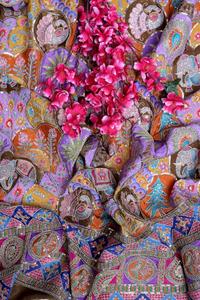 Tissu en crêpe naturel violet lavande à imprimé floral Buta avec bordure ornementale épaisse pour la confection de robes Kurti de créateur - Product Image 3