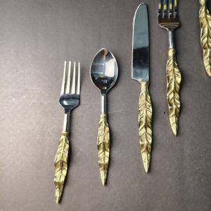 Juego de Cubiertos de 5 Piezas con Mango de Pluma Dorada Real, Cuchillo, Tenedor y Cuchara de Acero Inoxidable de Primera Calidad para Cenas Elegantes en Días Festivos - Product Image 4
