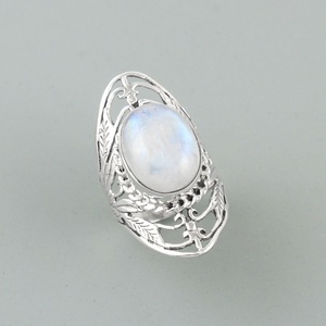 Bague en argent sterling 925 avec pierre de lune arc-en-ciel, design floral vintage en filigrane, forme ovale, longue, style bohème, faite à la main - Product Image 2