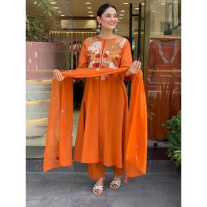 Ensemble de costume de travail brodé pour femmes, haut-bas et dupatta pour un look de soirée - Product Image 5