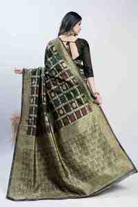 Sari traditionnel ethnique en soie noire avec bordure florale dorée, idéal pour les mariages et les fêtes, style Inde et Pakistan. - Product Image 2