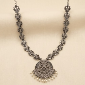 COLLAR DIVYORO DE PLATA OXIDADA CON FILIGRA DE DISEÑO COMPLEJO Y ACCENTOS DE PIEDRAS BLANCAS, Joyería de Aniversario para Mujer, Longitud Ajustable - Product Image 1