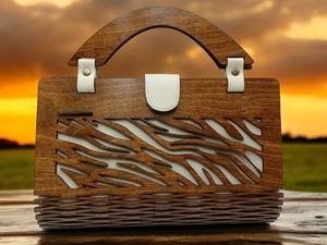 Sac à main rectangulaire fait main pour filles, accessoires de fête avec fermeture magnétique et chaîne latérale, par Universal Overseas - Product Image 5