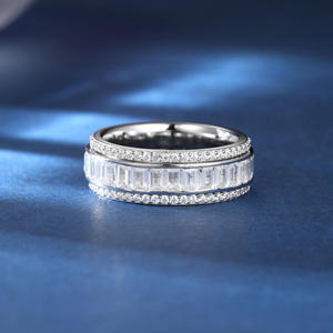 Bague Éternité de Luxe en Argent Sterling 925 avec Diamants Moissanite Taille Baguette et Accents de Pierres Rondes pour Acheteurs en Gros - Product Image 1