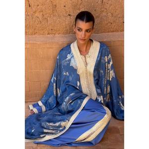 Kaftan d'hiver traditionnel deux pièces surdimensionné en soie irisée bleue, col en V, pièce maîtresse entièrement finie, signature Sfifa - Product Image 5