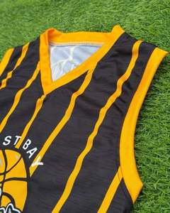 ชุดเสื้อบาสเก็ตบอลแบบซับลิเมชั่น โพลีเอสเตอร์ 100% 220 กรัม คอวี แขนกุด ระบายเหงื่อได้ดี สำหรับผู้ใหญ่ ลายทาง สีดำเหลือง แบบกำหนดเองสำหรับทีม - Product Image 6