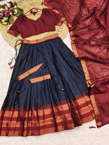 Abrace el encanto real de la tradición sureña india con este exquisito conjunto de lehenga de algodón y seda, con bordes de zari en tonos de joyas. - Product Image 4