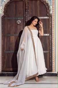Conjunto de diseñador con top Anarkali de georgette sintético con bordado y múltiples agujas, con pantalón y dupatta, completamente cosido y listo para usar. - Product Image 3