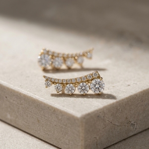 Boucles d'oreilles pour femmes en or jaune 9k 10k, diamant de laboratoire taille brillant rond, style luxe, bijoux pour usage quotidien, Mantra Diamond - Product Image 4