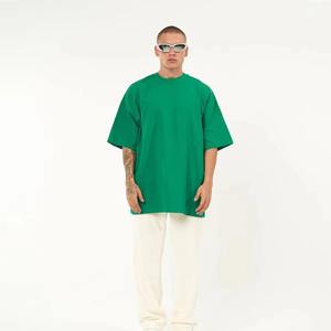 T-shirt en coton surdimensionné et élégant, au toucher doux et à la coupe ample, alliant confort et tendances actuelles. - Product Image 5