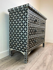Commode de salon moderne faite à la main, style géométrique noir et blanc, incrustation nacre, 5+ tiroirs - Product Image 4