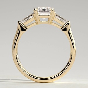 Anillo de compromiso de diamantes de corte esmeralda premium en oro amarillo, estilo clásico, diamantes cultivados en laboratorio certificados por IGI, piedras laterales en corte baguette. - Product Image 4