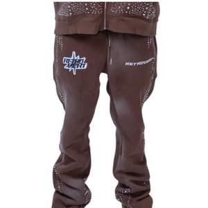 Pantalon de survêtement large pour homme en molleton 100 % coton épais, style streetwear délavé au soleil, avec broderie de logo en strass - Product Image 1