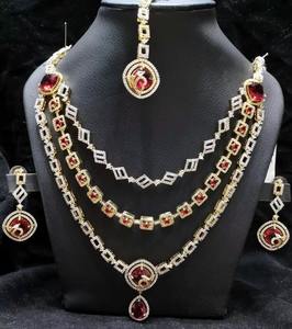 Impresionante conjunto de collar chapado en oro afgano con piedras rectangulares de rubí y esmeralda rodeadas por cristales blancos. - Product Image 6