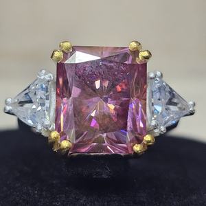 Anillo Original de Plata de Ley 925 a la moda, piedra preciosa de moissanita recubierta de rosa con corte radiante, ajuste de bisel de excelente calidad para bodas - Product Image 1